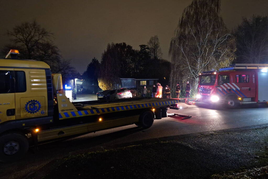 Auto dreigt van dijk te rijden