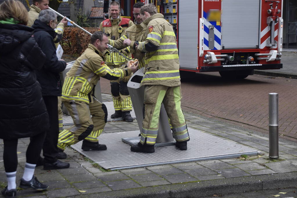 Brandweer vist sleutelbos op uit container