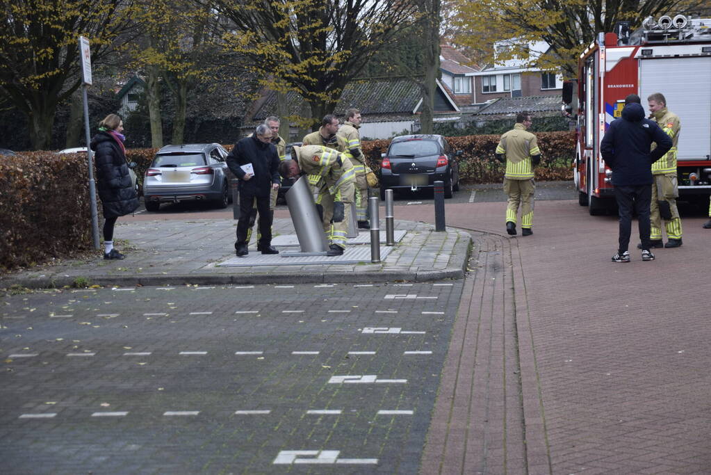 Brandweer vist sleutelbos op uit container