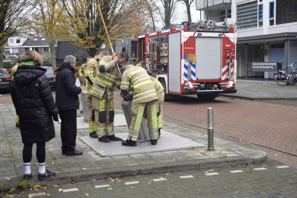 Brandweer vist sleutelbos op uit container