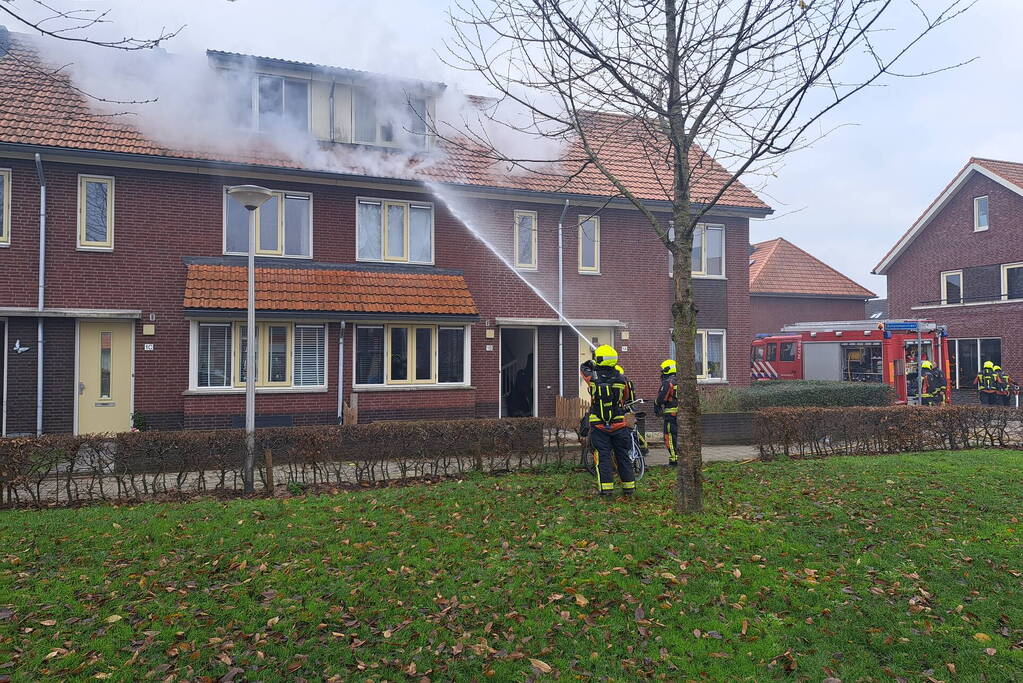 Veel rook uit dakkapel bij woningbrand
