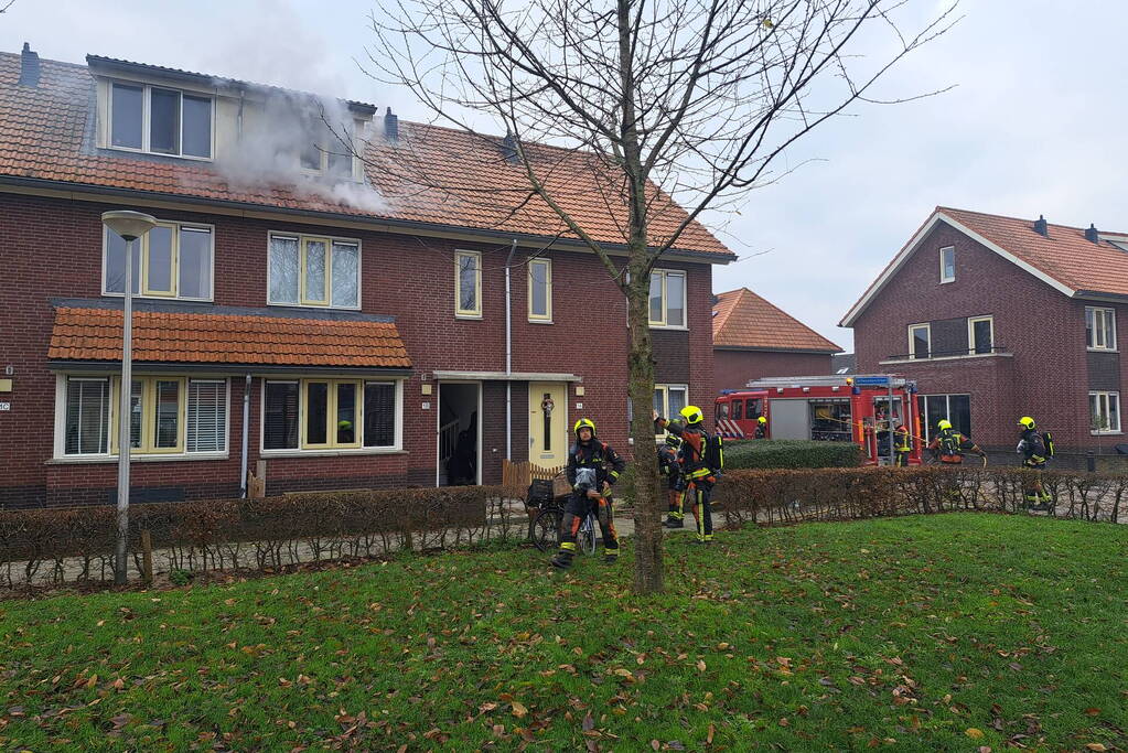Veel rook uit dakkapel bij woningbrand