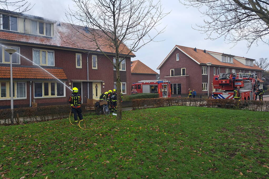 Veel rook uit dakkapel bij woningbrand