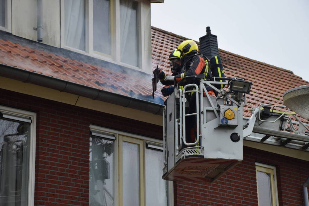 Veel rook uit dakkapel bij woningbrand