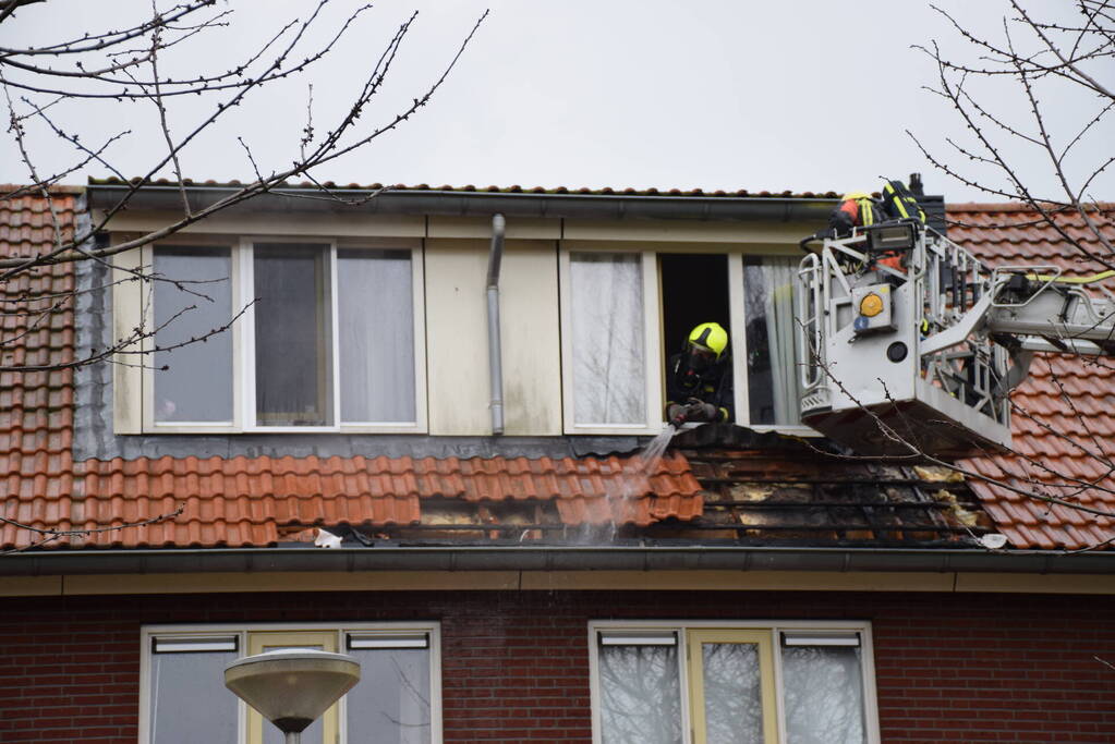 Veel rook uit dakkapel bij woningbrand
