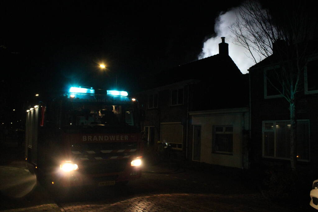 Bewoners opgeschrikt na brand achter woning