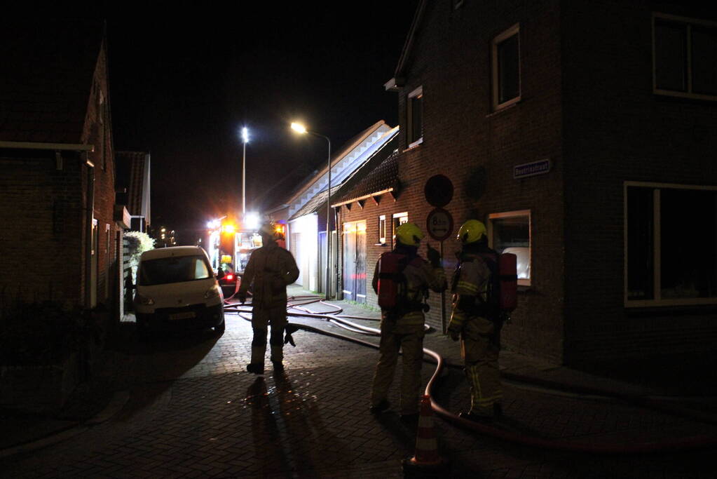 Bewoners opgeschrikt na brand achter woning
