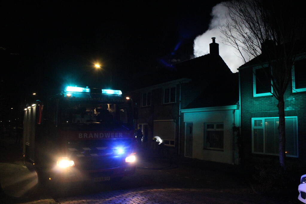Bewoners opgeschrikt na brand achter woning