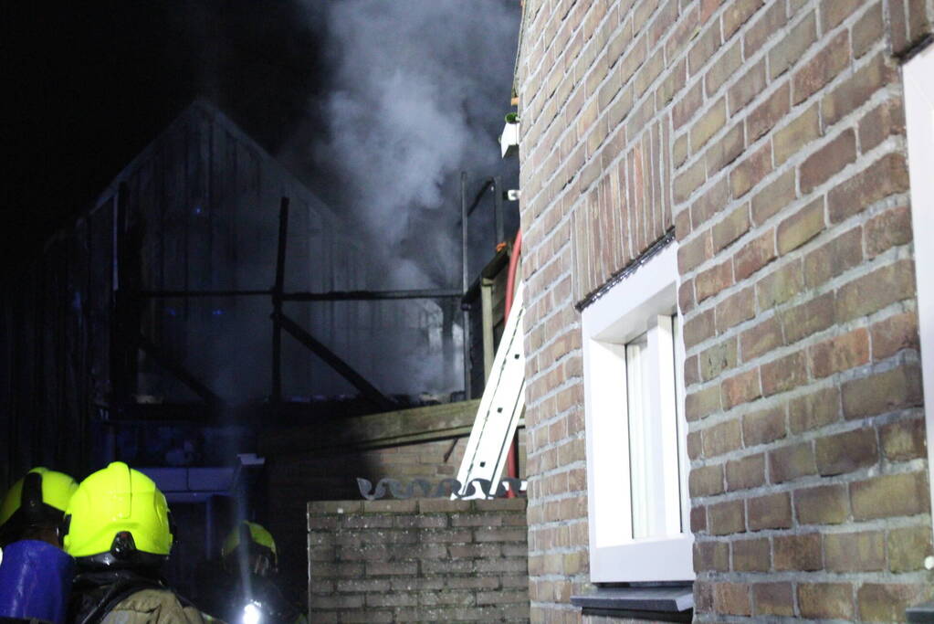 Bewoners opgeschrikt na brand achter woning
