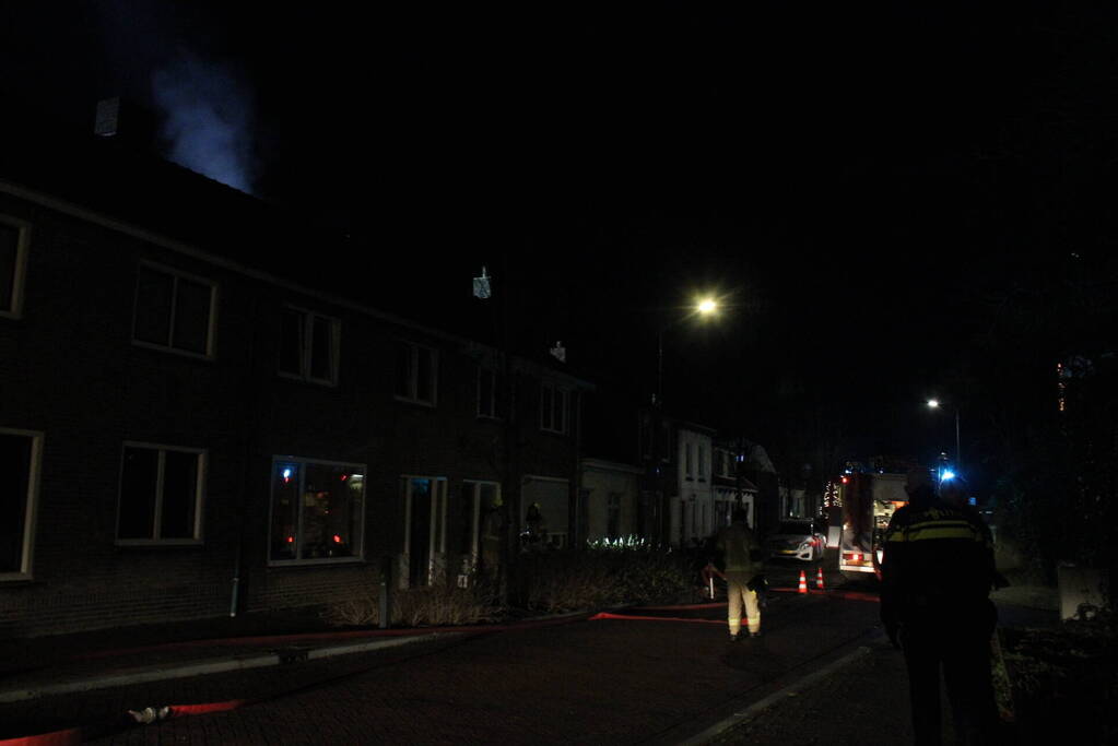 Bewoners opgeschrikt na brand achter woning
