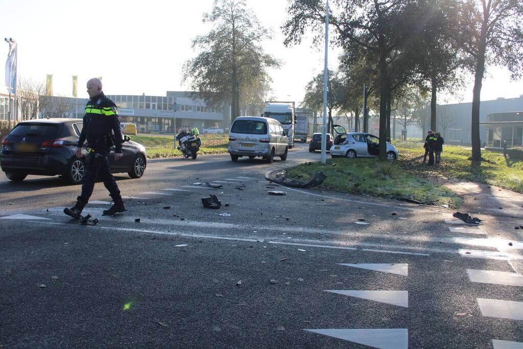 Flinke schade bij botsing tussen bestelbus en auto