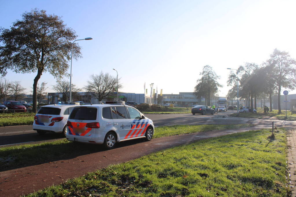 Flinke schade bij botsing tussen bestelbus en auto