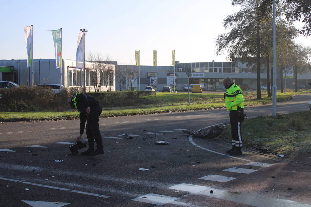 Flinke schade bij botsing tussen bestelbus en auto