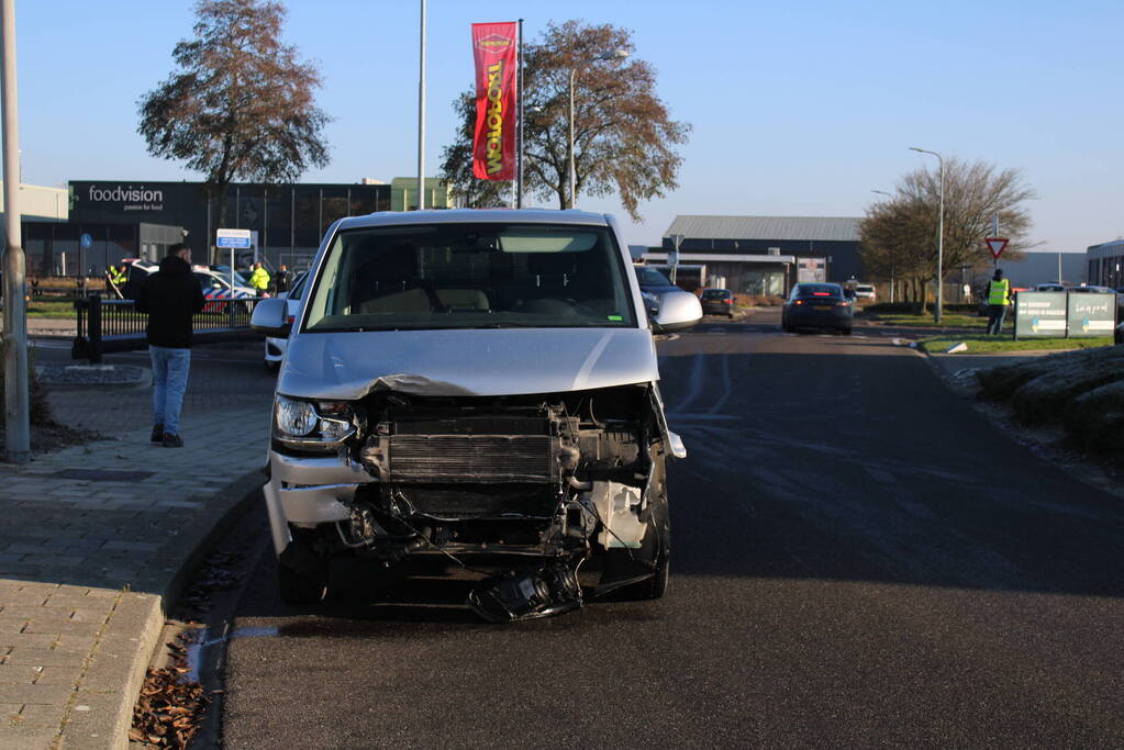 Flinke schade bij botsing tussen bestelbus en auto