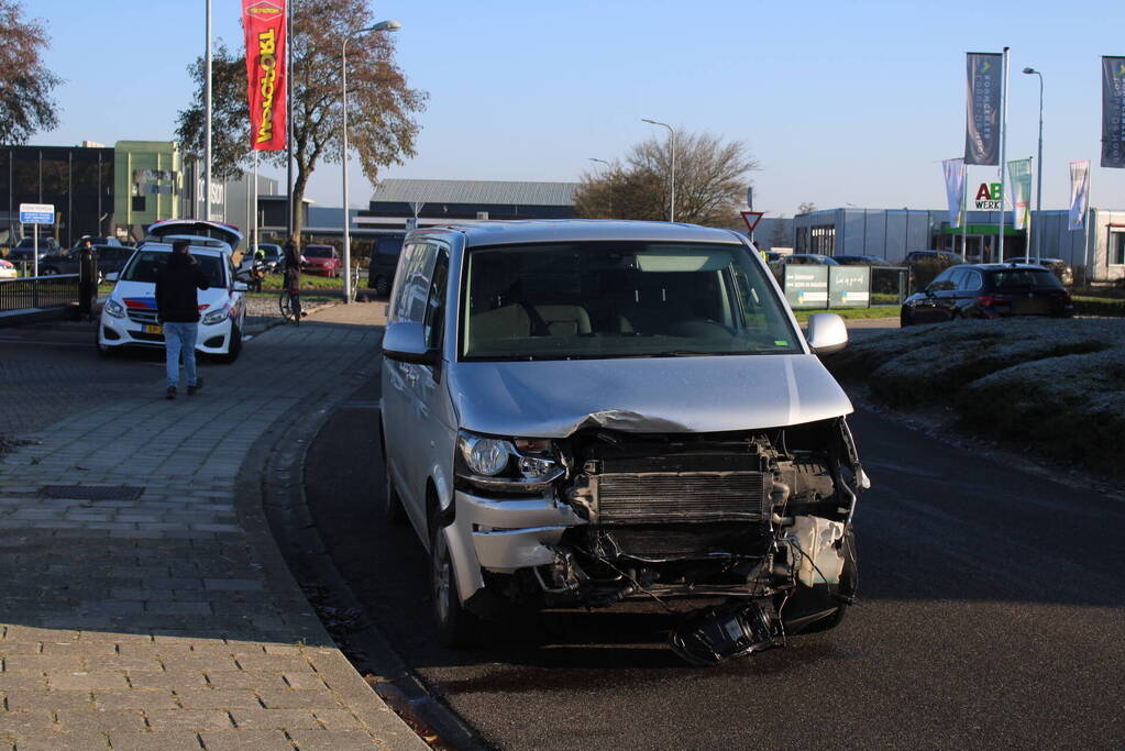 Flinke schade bij botsing tussen bestelbus en auto