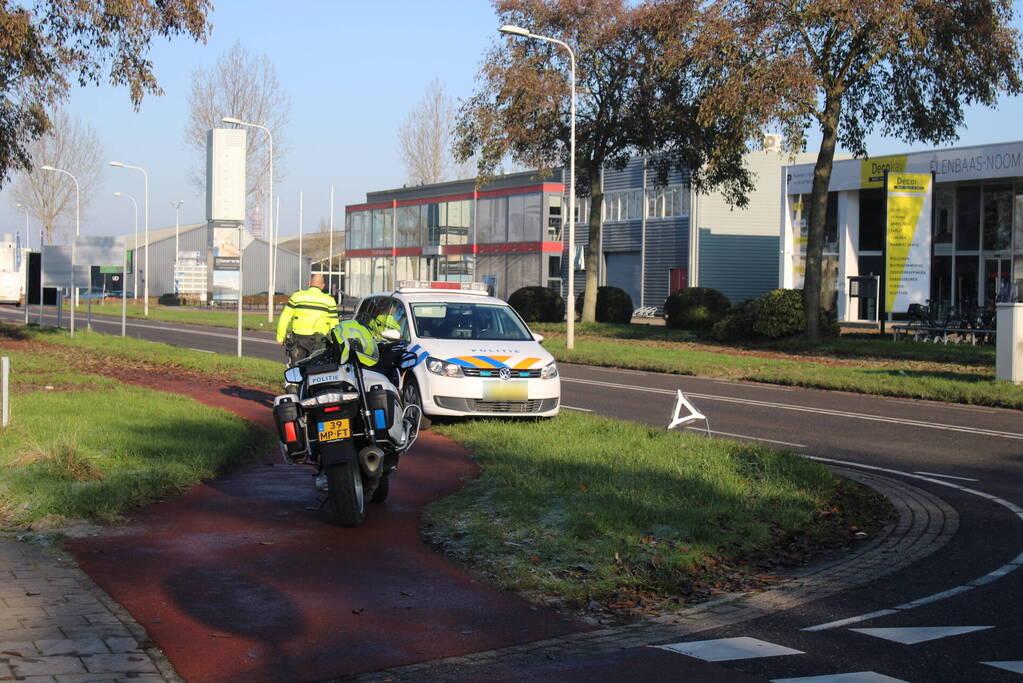 Flinke schade bij botsing tussen bestelbus en auto