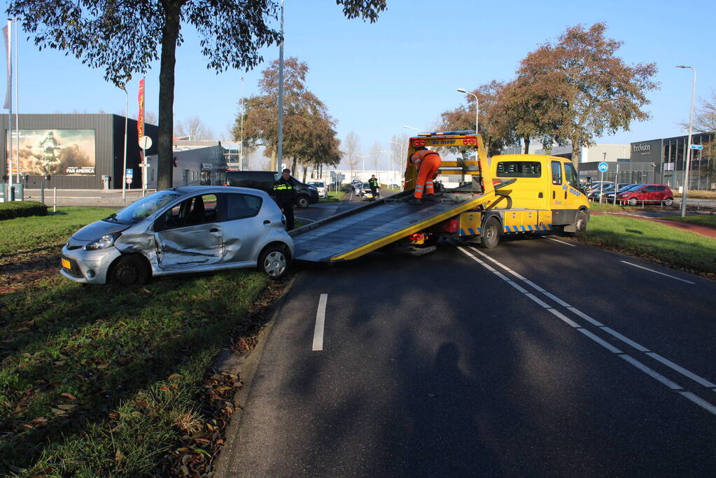 Flinke schade bij botsing tussen bestelbus en auto