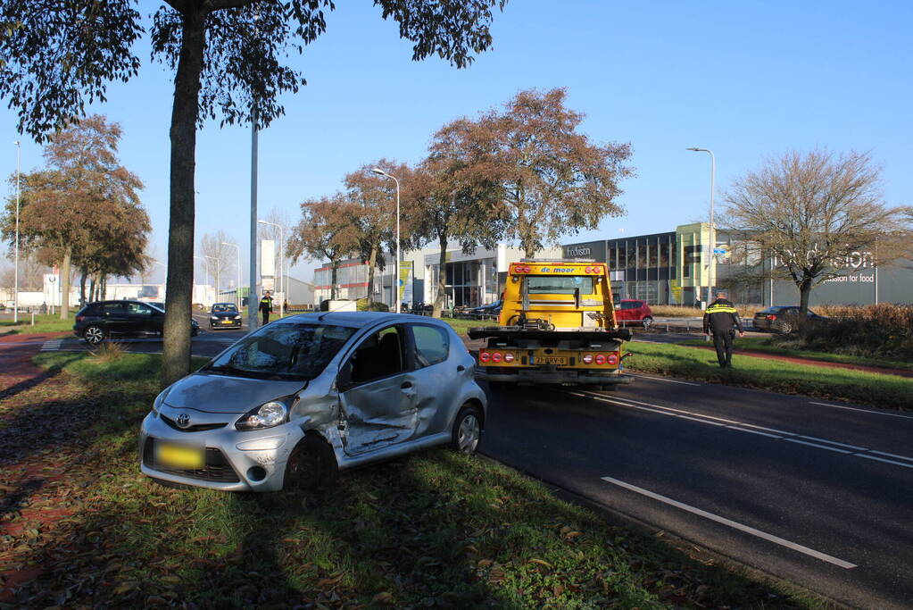 Flinke schade bij botsing tussen bestelbus en auto