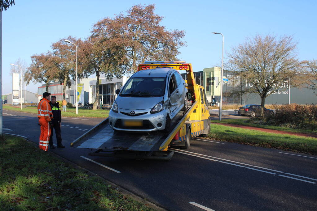 Flinke schade bij botsing tussen bestelbus en auto