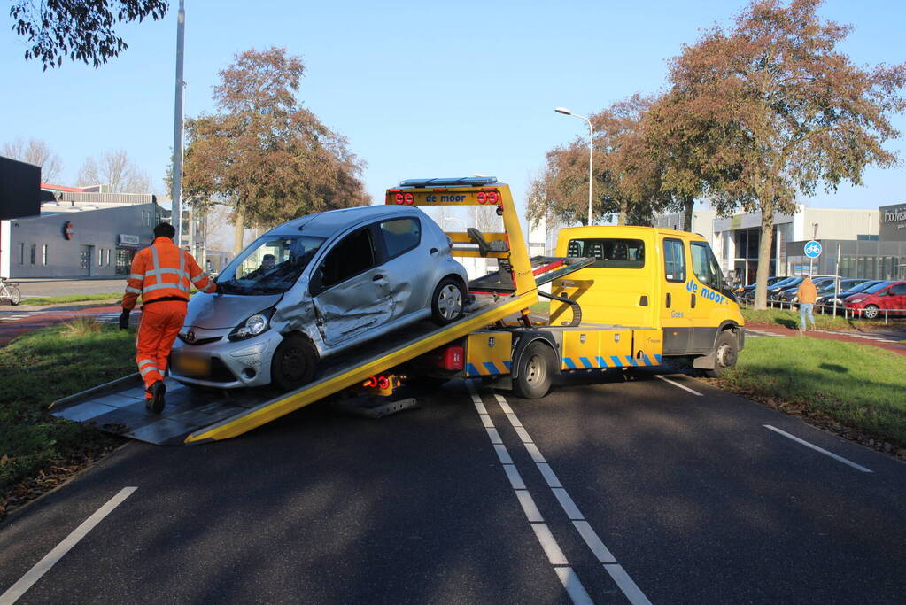 Flinke schade bij botsing tussen bestelbus en auto
