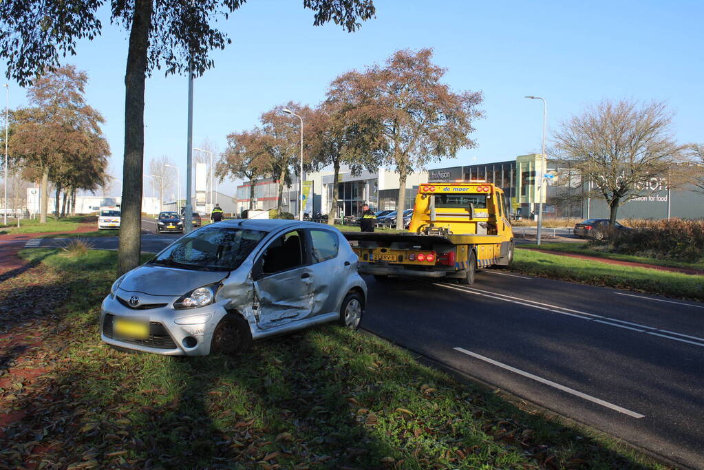 Flinke schade bij botsing tussen bestelbus en auto