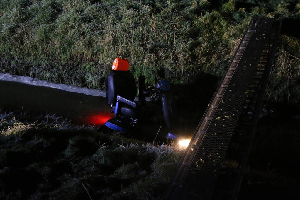 Persoon op scootmobiel raakt te water