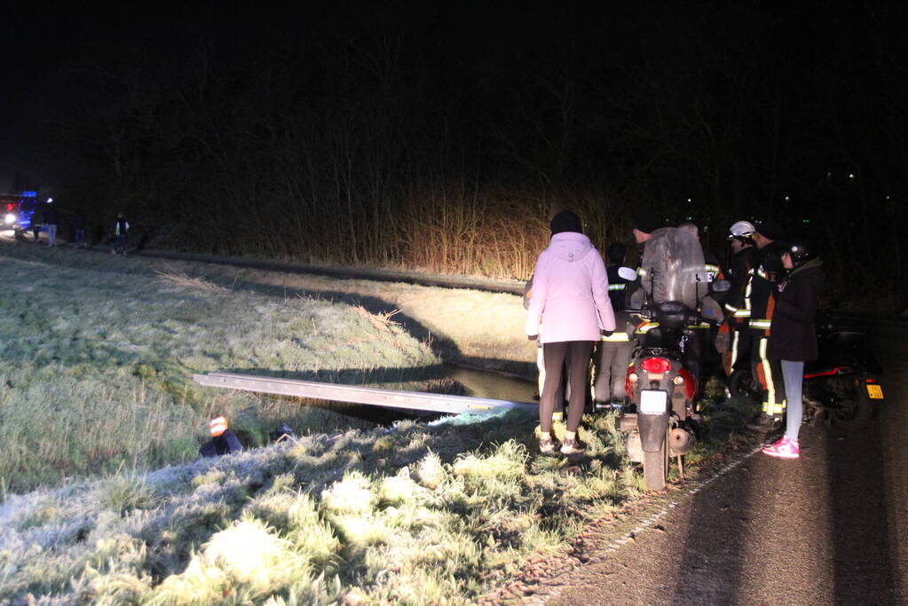 Persoon op scootmobiel raakt te water