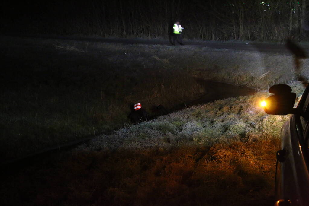 Persoon op scootmobiel raakt te water