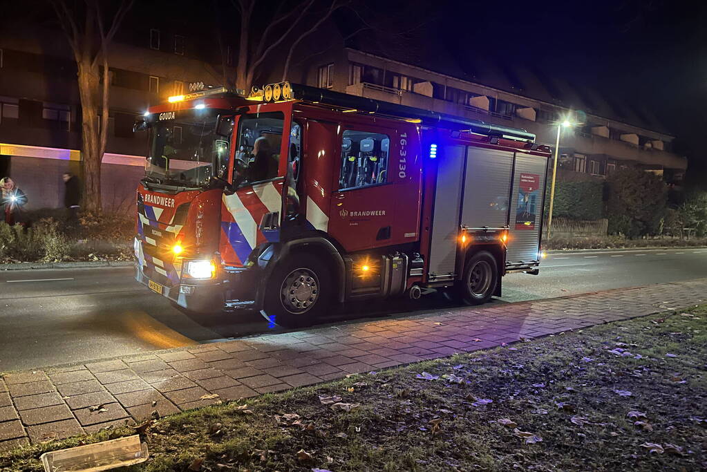 Automobilist ramt lantaarnpaal en elektriciteitskast