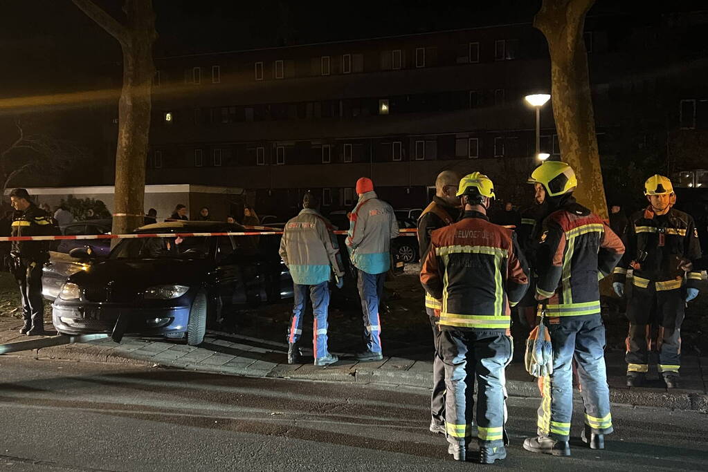 Automobilist ramt lantaarnpaal en elektriciteitskast