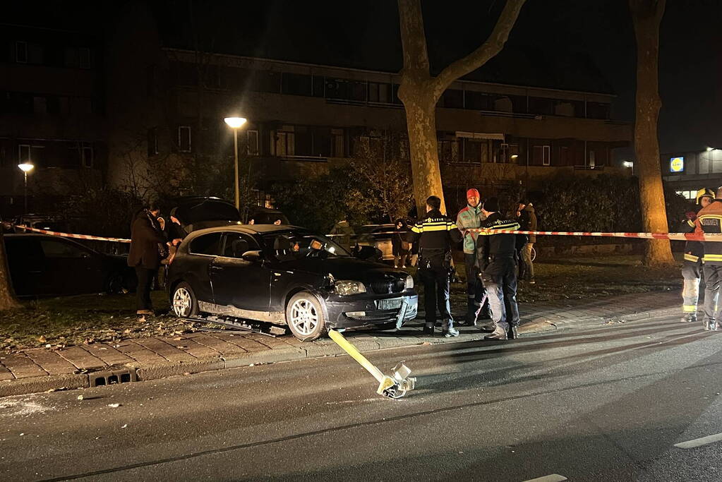 Automobilist ramt lantaarnpaal en elektriciteitskast