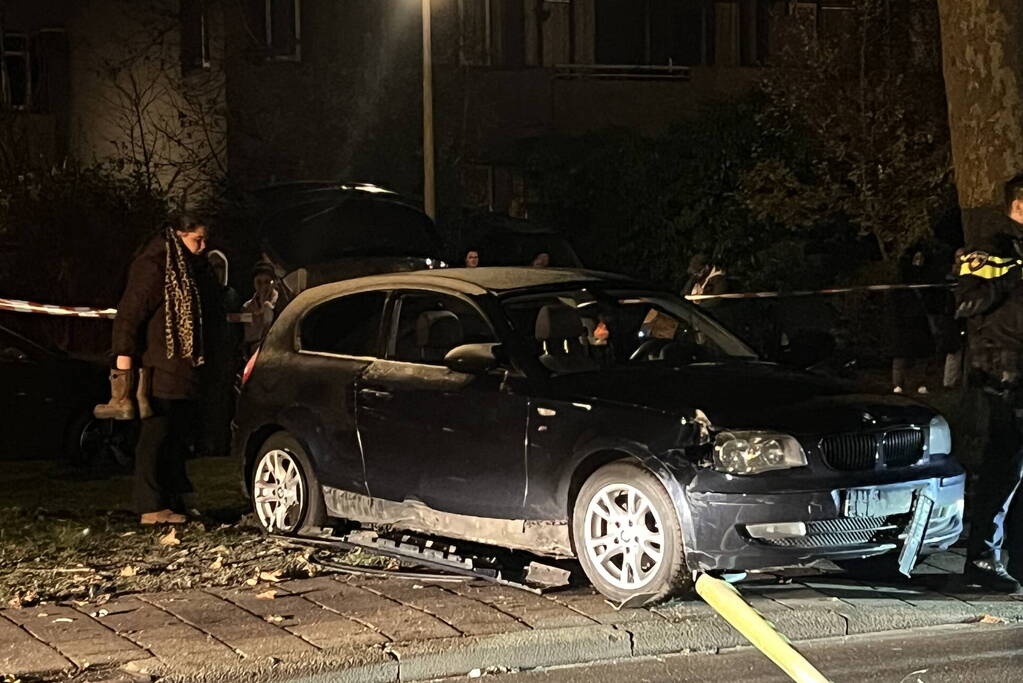 Automobilist ramt lantaarnpaal en elektriciteitskast