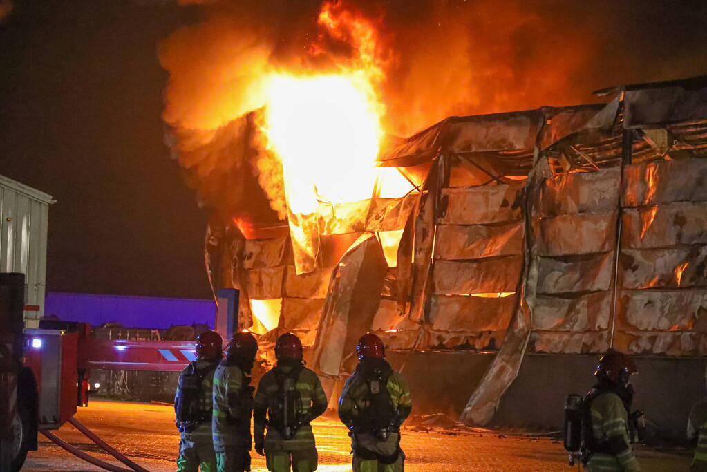 Zeer grote brand bij een landbouwmechanisatiebedrijf