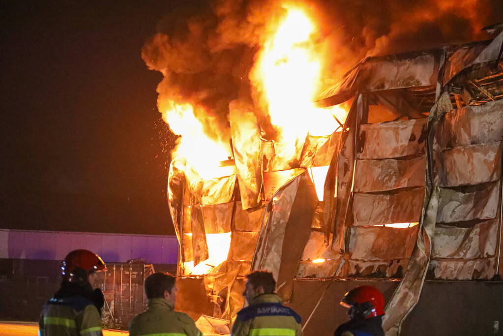 Zeer grote brand bij een landbouwmechanisatiebedrijf