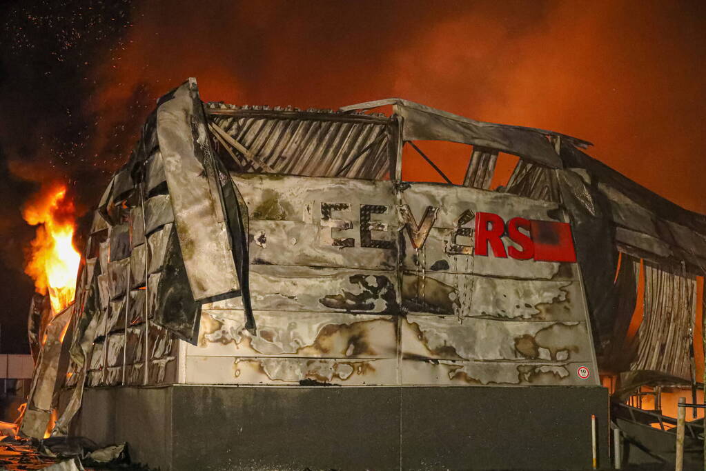 Zeer grote brand bij een landbouwmechanisatiebedrijf