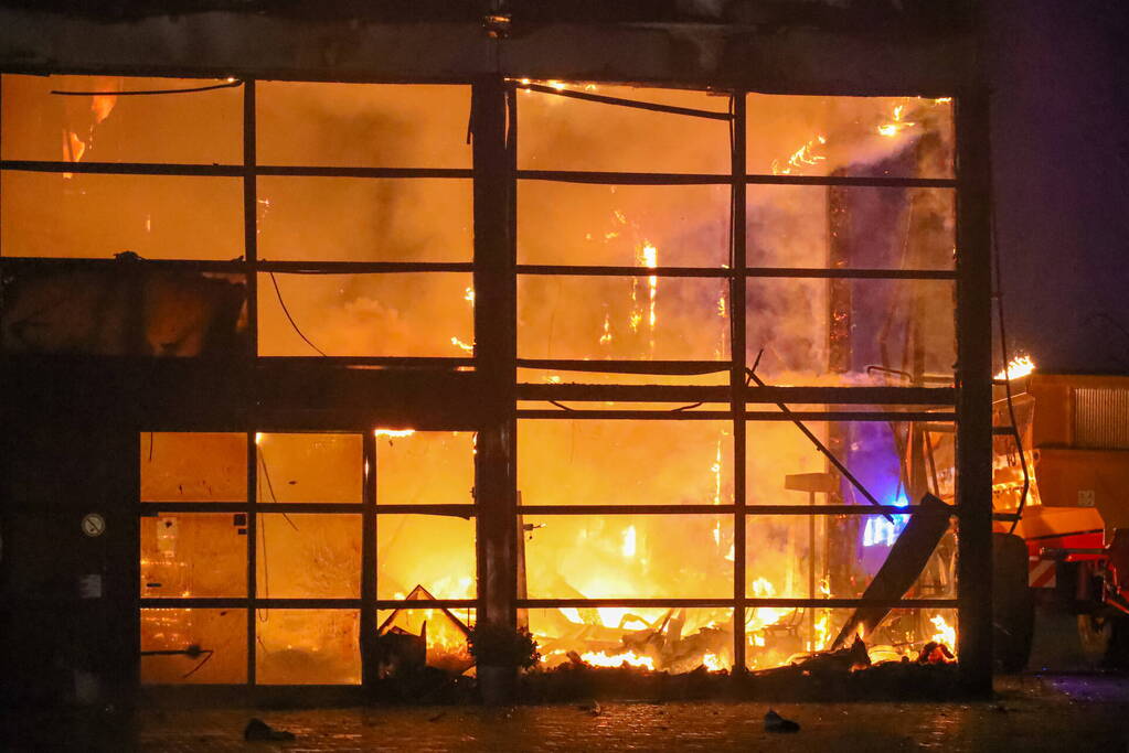 Zeer grote brand bij een landbouwmechanisatiebedrijf