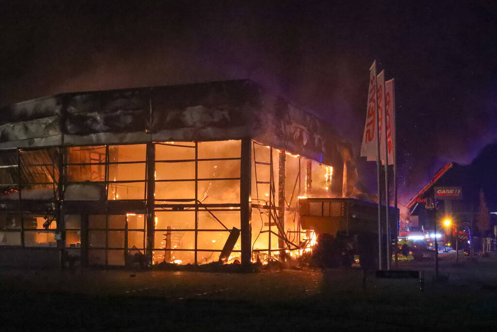 Zeer grote brand bij een landbouwmechanisatiebedrijf