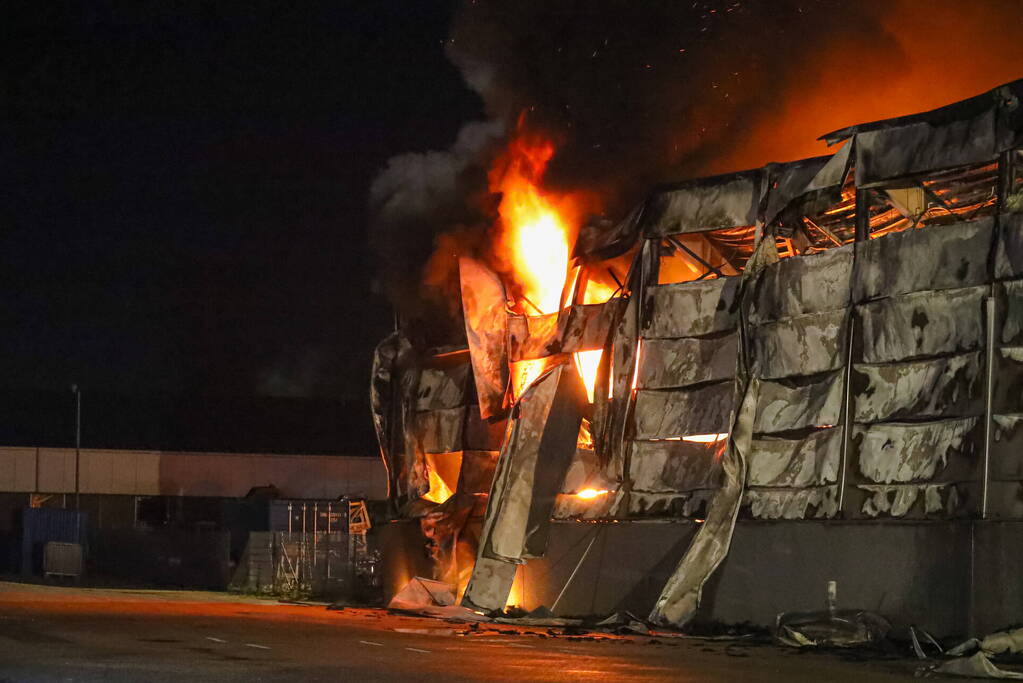 Zeer grote brand bij een landbouwmechanisatiebedrijf
