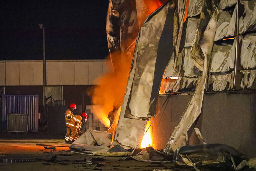 Zeer grote brand bij een landbouwmechanisatiebedrijf