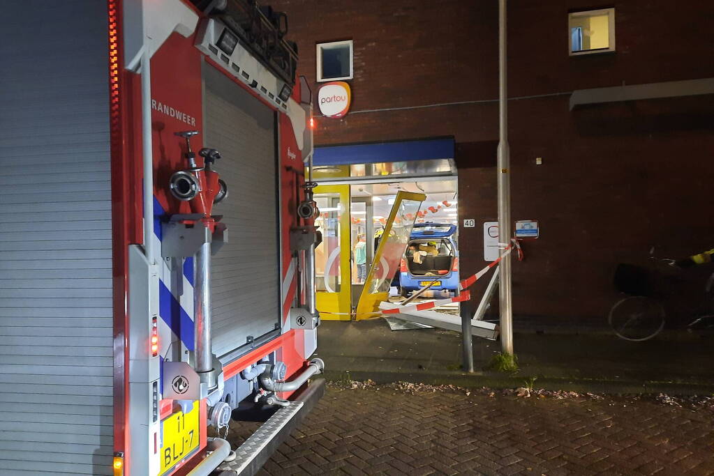 Automobilist rijdt schoolgebouw binnen