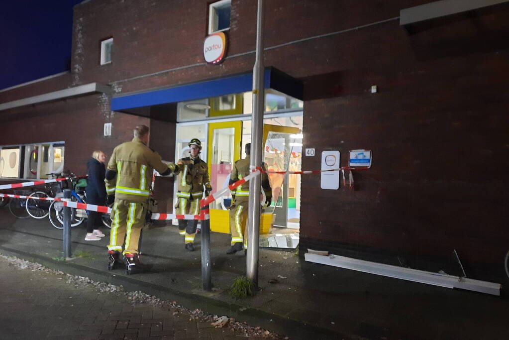 Automobilist rijdt schoolgebouw binnen