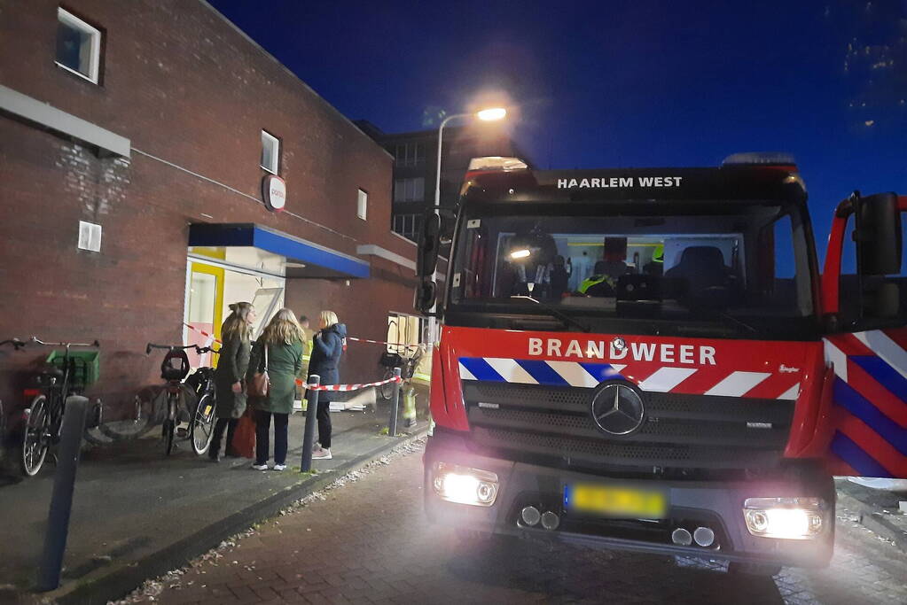 Automobilist rijdt schoolgebouw binnen