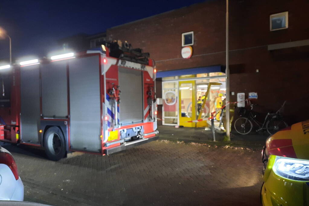 Automobilist rijdt schoolgebouw binnen