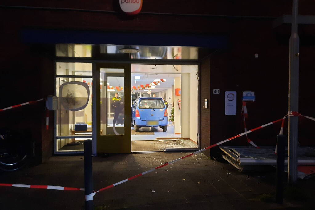 Automobilist rijdt schoolgebouw binnen