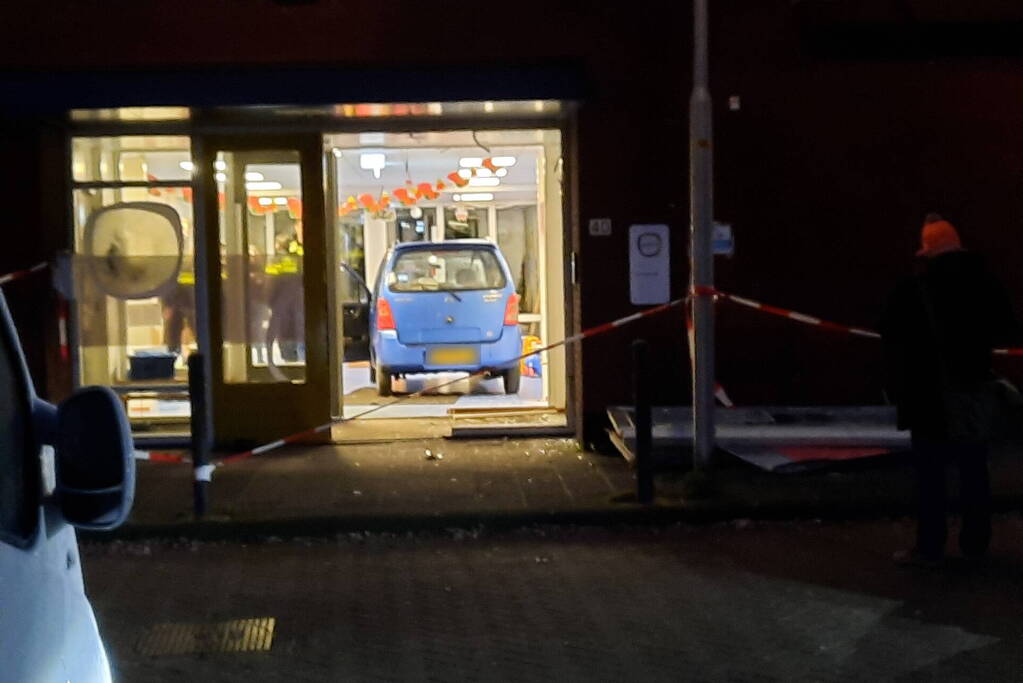 Automobilist rijdt schoolgebouw binnen