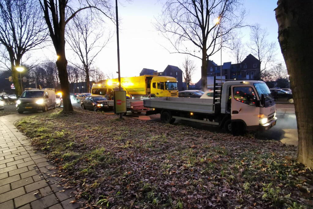 Kop-staartbotsing meerdere voertuigen