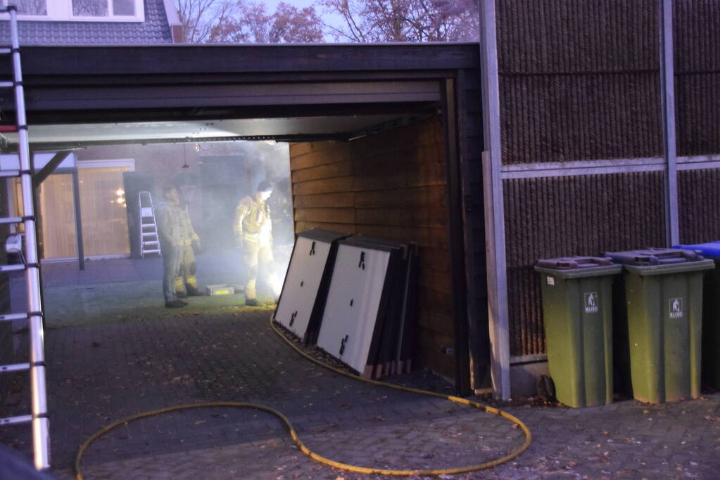 Brandweer blust brand in buitenkeuken