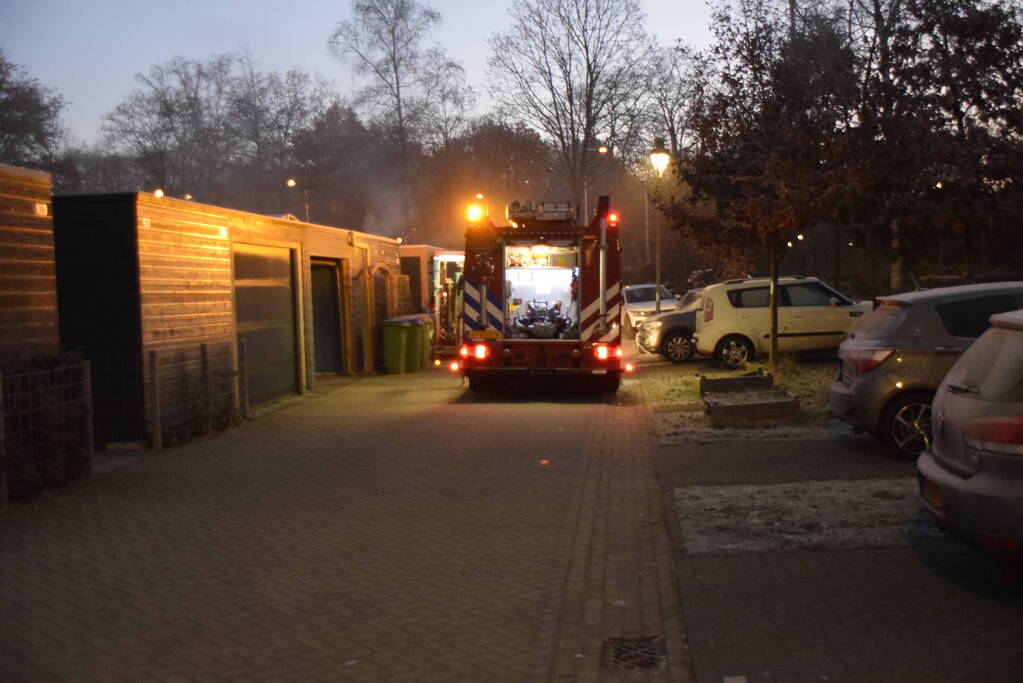 Brandweer blust brand in buitenkeuken