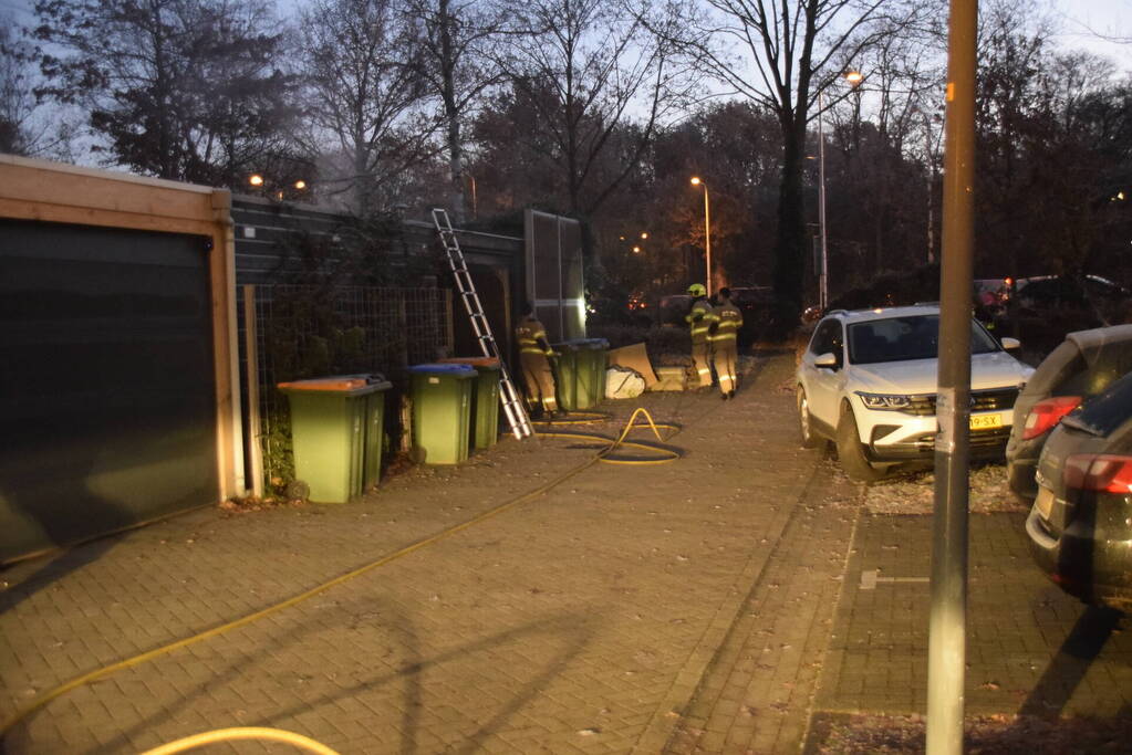 Brandweer blust brand in buitenkeuken