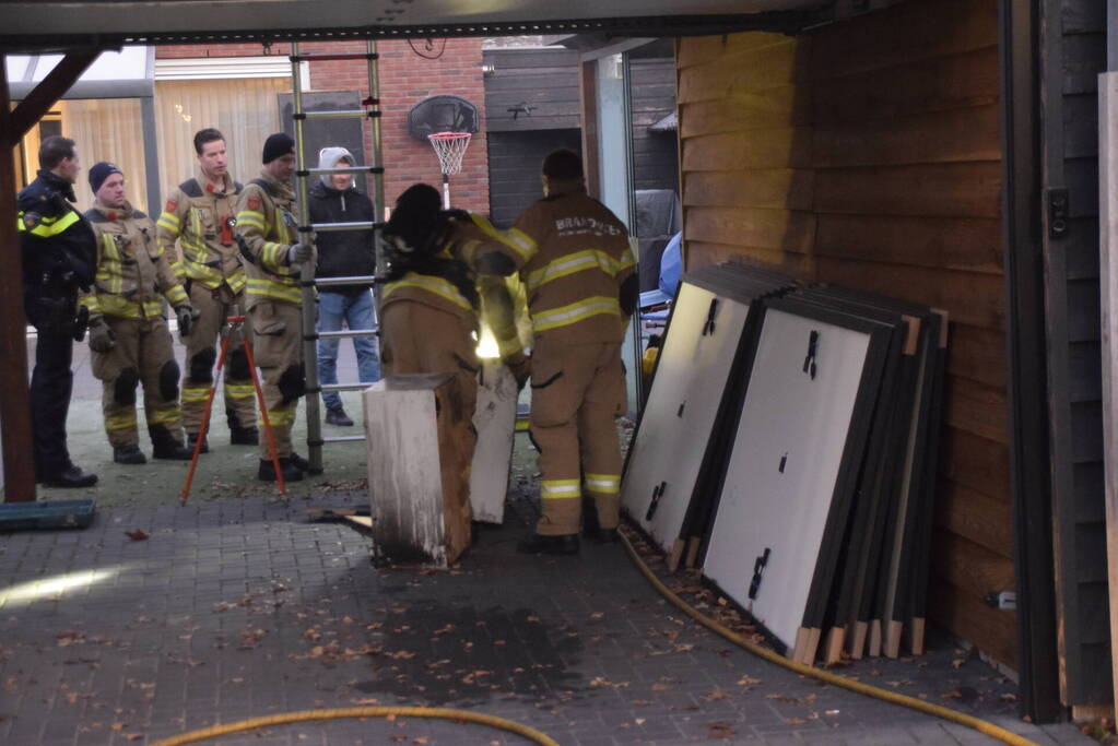 Brandweer blust brand in buitenkeuken